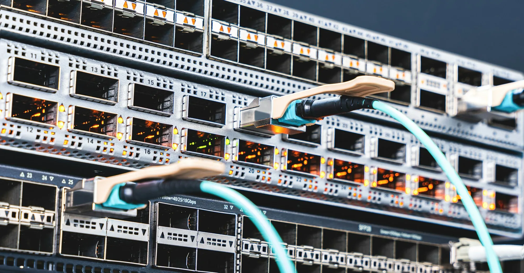 Cabos de rede ligados a um switch num bastidor